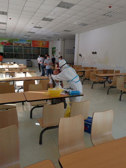后勤服務(wù)集團(tuán)首批餐飲服務(wù)人員成功通過(guò)核酸檢測(cè)，筑牢餐飲安全防線